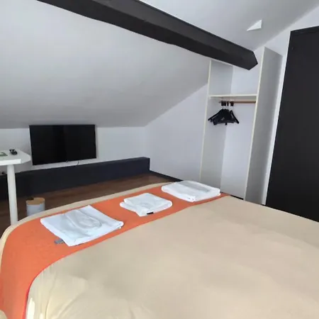 Les Poiriers - Petite 2 Mansardee Confort Avec Salle De Bain Privative 3* Vittel