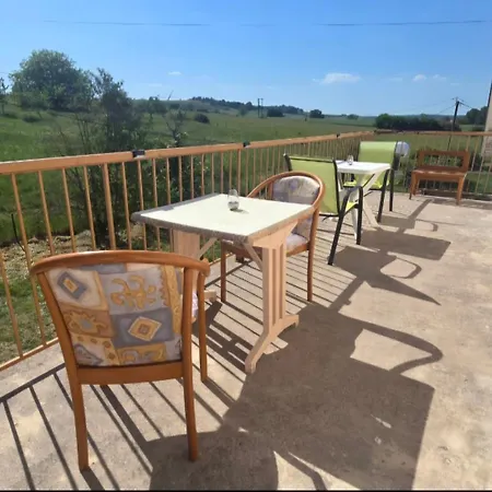 Guest house Les Poiriers - Petite 2 Mansardee Confort Avec Salle De Bain Privative 3*